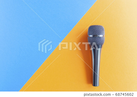 micro close up top view sing vocal 68745602