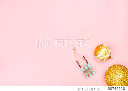 christmas toys on a pastel pink background, copyspace, layout 68746618