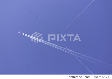 A straight contrail and a blue sky 68746674
