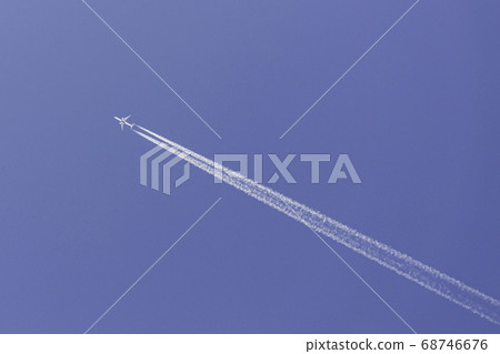 A straight contrail and a blue sky 68746676