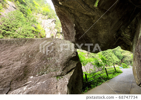 山梨縣著名的岩石松泉峽夏季（多雲） 68747734