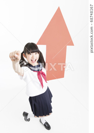 帶有箭頭的女初中學生 68748167