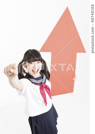 帶有箭頭的女初中學生 68748168