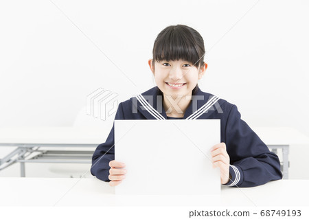 有留言簿的初中女孩 有留言簿的初中女孩 68749193