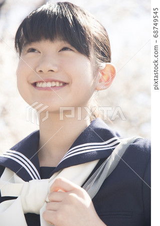 Smile girls junior high school students Smile girls junior high school students 68749545