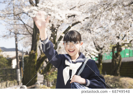 Women's junior high school students waving their hands Women's junior high school students waving their hands 68749548