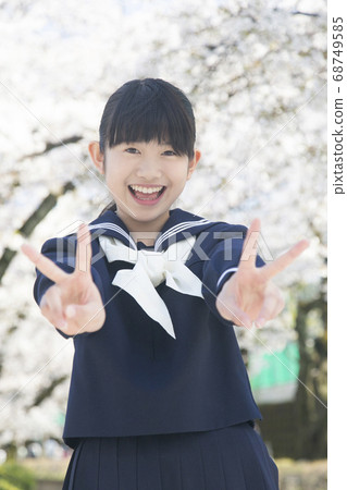 女初中學生做和平標誌 68749585