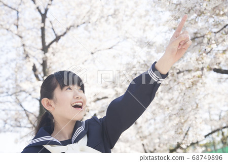 指向手指的女性初中學生 指向手指的女性初中學生 68749896