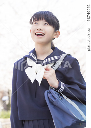櫻花和女孩初中生 68749961
