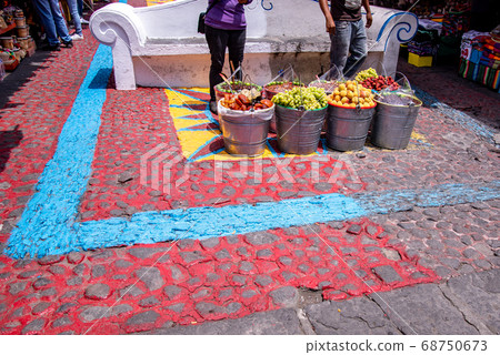在墨西哥普埃布拉的路上賣甜水果和地瓜的人 68750673