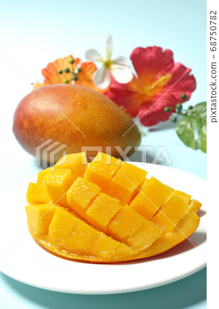 Dice-cut tropical fruit mango and hibiscus artificial flowers Dice-cut tropical fruit mango and hibiscus artificial flowers 68750782