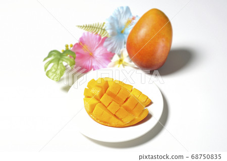 Dice-cut tropical fruit mango and hibiscus artificial flower (white background) Dice-cut tropical fruit mango and hibiscus artificial flower (white background) 68750835