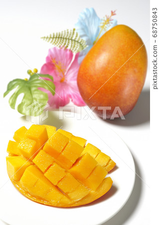 Dice-cut tropical fruit mango and hibiscus artificial flower (white background) Dice-cut tropical fruit mango and hibiscus artificial flower (white background) 68750843
