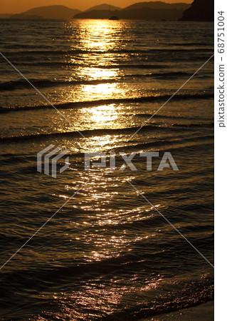 Shinkai海灘的晚上風景 68751004