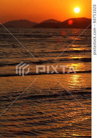 Shinkai海灘的晚上風景 68751028