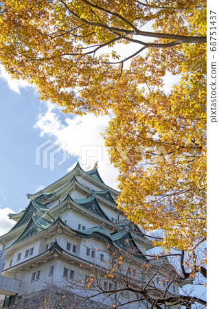 名古屋城堡在秋天的顏色 68751437