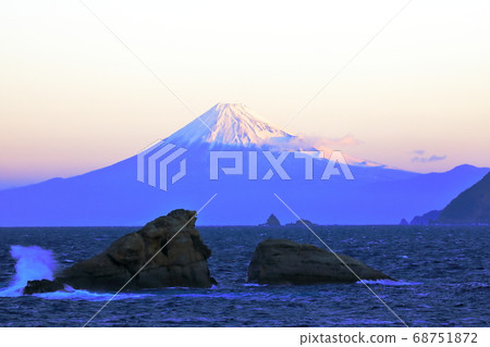 Shizuoka Prefecture Red Fuji seen from Kumi Shizuoka Prefecture Red Fuji seen from Kumi 68751872