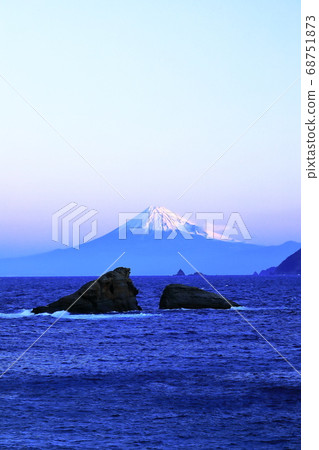Shizuoka Prefecture Red Fuji seen from Kumi 68751873
