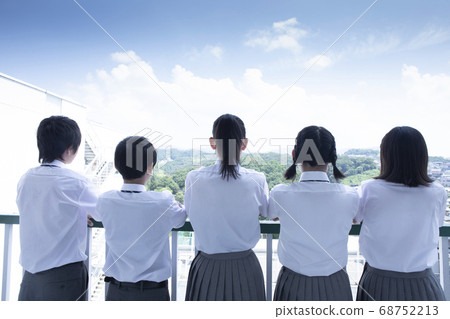 Junior high school students lined up on the balcony 68752213