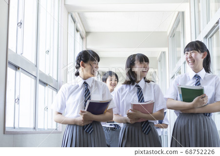 初中學生走在走廊裡 68752226