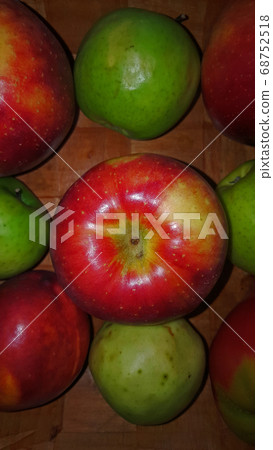 art photo of red and green apples on a wooden art photo of red and green apples on a wooden 68752518