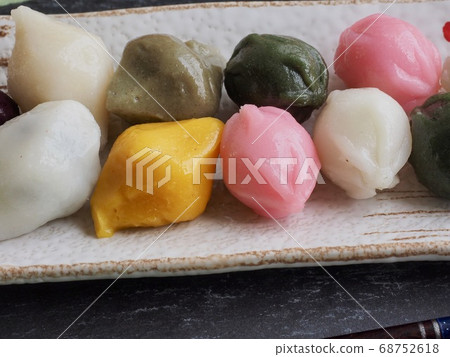 韓國傳統食品三色蜂蜜年糕 68752618