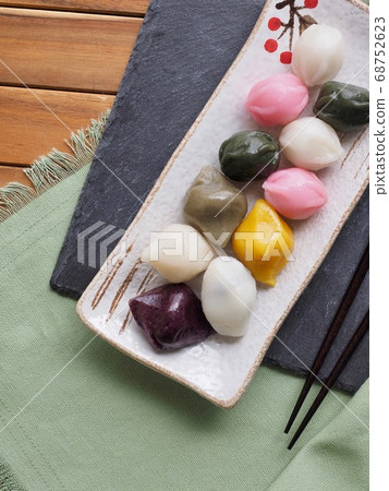 韓國傳統食品三色蜂蜜年糕 68752623