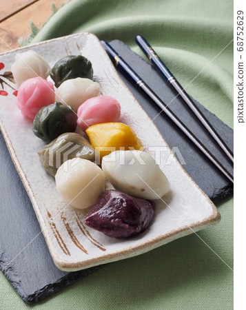 韓國傳統食品三色蜂蜜年糕 韓國傳統食品三色蜂蜜年糕 68752629