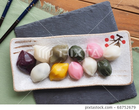 Korean traditional food tricolor honey rice cake 68752679