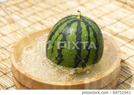 西瓜在浴缸裡冷卻 西瓜在浴缸裡冷卻 68752841