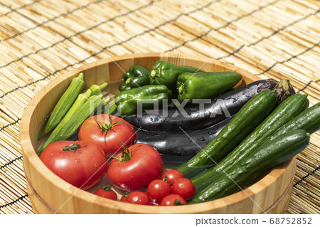 Summer vegetables to cool in a tub Summer vegetables to cool in a tub 68752852