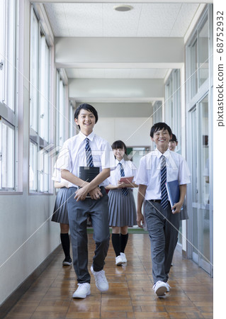 初中學生走在走廊裡 68752932