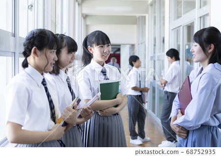 初中學生在走廊裡聊天 68752935