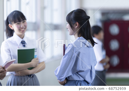 Junior high school students talking in the corridor 68752939
