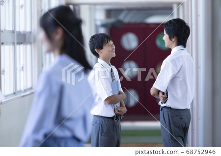 Junior high school students talking in the corridor 68752946