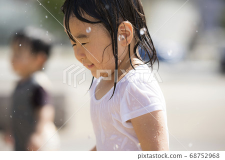 孩子們在廣場上的噴泉玩 68752968