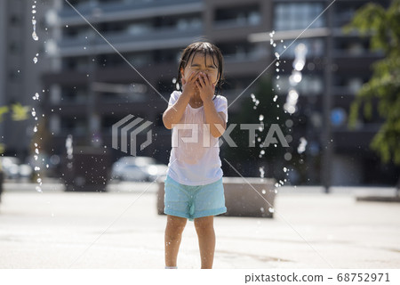 孩子們在廣場上的噴泉玩 68752971