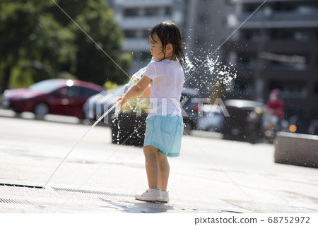 孩子們在廣場上的噴泉玩 68752972
