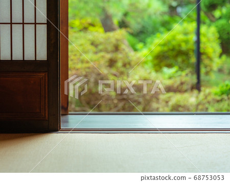 [Japanese style material] Tatami mats and defocused landscape in the garden 68753053