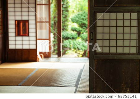 [Japanese style material] A garden seen from a Japanese-style room 68753141