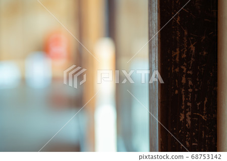 [Japanese-style material] Japanese-style pillars and background bokeh 68753142