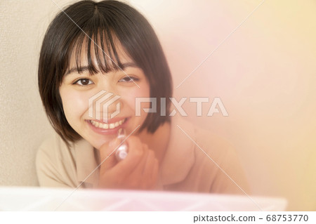 Woman doing make-up 68753770