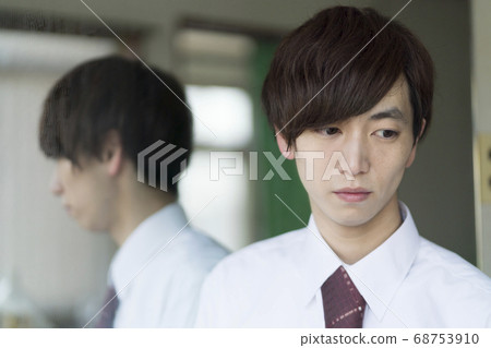 焦慮的人反映在鏡子裡 68753910