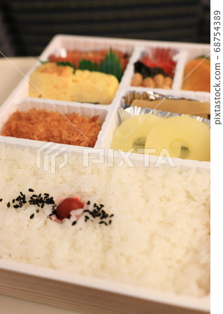 Niigata ekiben, salmon grilled pickled lunch to eat on the Shinkansen 68754389