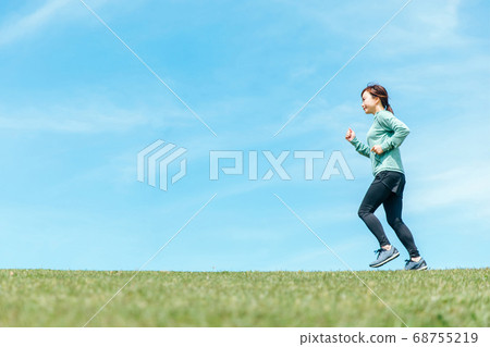 Women who enjoy running Women who enjoy running 68755219
