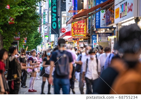 日本東京城市景觀:人們在炎熱的天氣中戴著口罩和女僕行走……=秋葉原東京,8月18日 日本東京城市景觀:人們在炎熱的天氣中戴著口罩和女僕行走……=秋葉原東京,8月18日 68755234