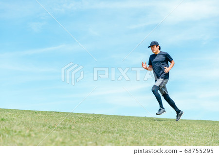 跑步和做有氧運動的男人 68755295