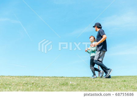 Asian men and women exercising and running Asian men and women exercising and running 68755686