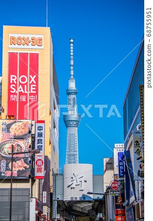 日本東京的城市景觀淺草和東京晴空塔中的新仲見世 日本東京的城市景觀淺草和東京晴空塔中的新仲見世 68755951