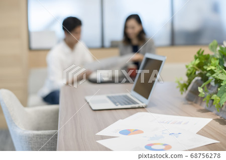 男人和女人在辦公室的沙發上休息時討論材料 68756278